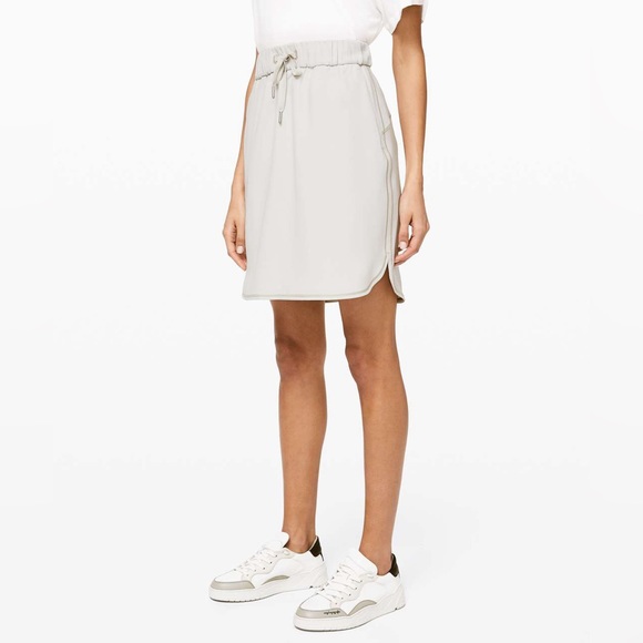 NWT Lululemon On The Fly Skirt *Woven Silverstone SIZE 2 - Picture 2 of 9